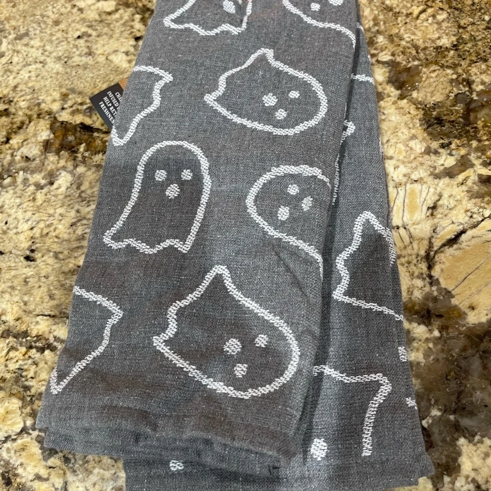 Cupcakes and Cashmere charcoal infused pumpkins kitchen towel set - Brand new!